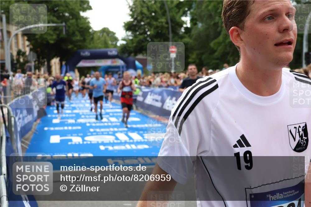 29.06.2025 - hella hamburg halbmarathon Zöllner http://msf.ph/oto/8206959 29.06.2025 10:48:58 Ziel 1381, 1452, 2260, 3213, 3985, 7067, 8889, 9661, 12421, 12534, 13009, 13183, 13976, 15309, 18873 meine-sportfotos.de