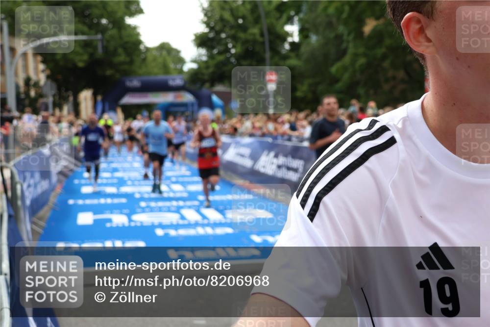 29.06.2025 - hella hamburg halbmarathon Zöllner http://msf.ph/oto/8206968 29.06.2025 10:48:58 Ziel 1381, 1452, 2260, 3213, 3985, 7067, 8889, 9661, 12421, 12534, 13009, 13183, 13976, 15309, 18873 meine-sportfotos.de