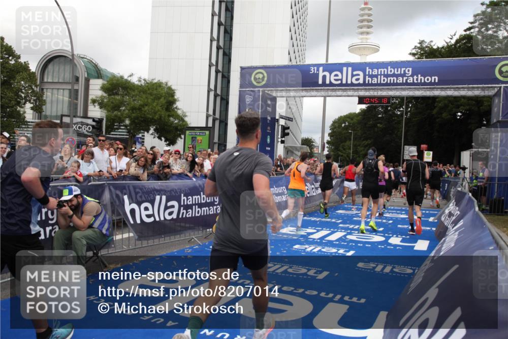 29.06.2025 - hella hamburg halbmarathon Michael Strokosch http://msf.ph/oto/8207014 29.06.2025 10:45:16 Ziel 2270, 6054, 6375, 6575, 6819, 7087, 9302, 10313, 12783, 15636, 15651, 15741, 15760, 16513, 16685, 16689, 17120, 17960, 18346, 18718 meine-sportfotos.de