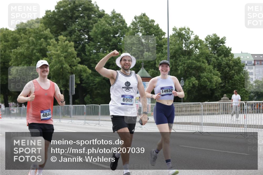 29.06.2025 - hella hamburg halbmarathon Jannik Wohlers http://msf.ph/oto/8207039 29.06.2025 10:26:06 Lombardsbrücke 1300, 2643, 4267, 4268, 4315, 4844, 6905, 7929, 8079, 8357, 8942, 11270, 12126, 13264, 14930, 15807, 17712, 18087 meine-sportfotos.de