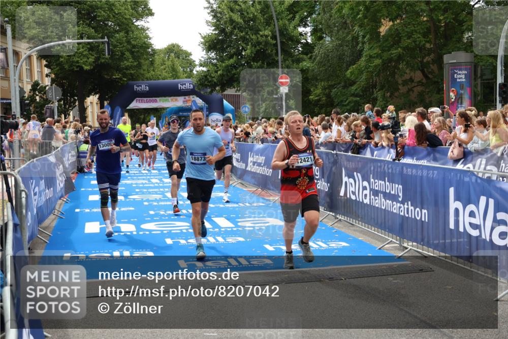 29.06.2025 - hella hamburg halbmarathon Zöllner http://msf.ph/oto/8207042 29.06.2025 10:49:00 Ziel 1381, 1452, 2260, 3213, 3985, 7067, 8821, 8889, 9661, 9695, 12421, 12534, 13009, 13183, 13688, 13976, 18873 meine-sportfotos.de
