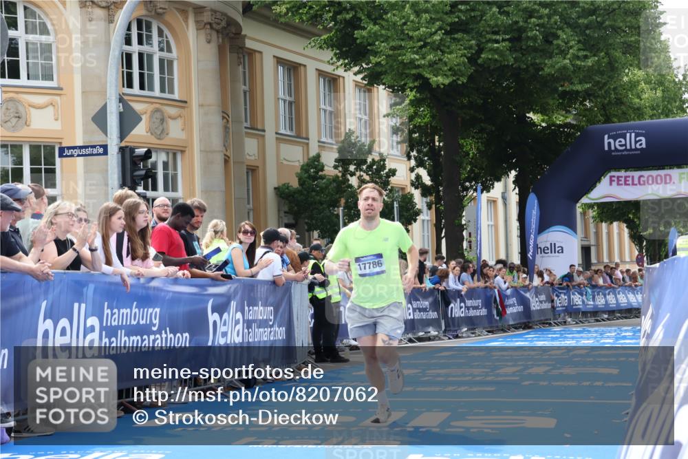 29.06.2025 - hella hamburg halbmarathon Strokosch-Dieckow http://msf.ph/oto/8207062 29.06.2025 10:18:11 Ziel 17786 meine-sportfotos.de
