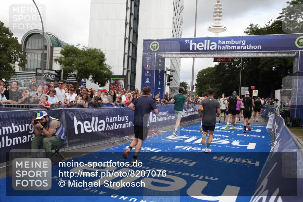 29.06.2025 - hella hamburg halbmarathon Michael Strokosch http://msf.ph/oto/8207076 29.06.2025 10:45:17 Ziel 2188, 2270, 6054, 6375, 6575, 6819, 7087, 9302, 10064, 12783, 15563, 15636, 15651, 15741, 15760, 16513, 16685, 16689, 17120, 17960, 18346, 18718 meine-sportfotos.de