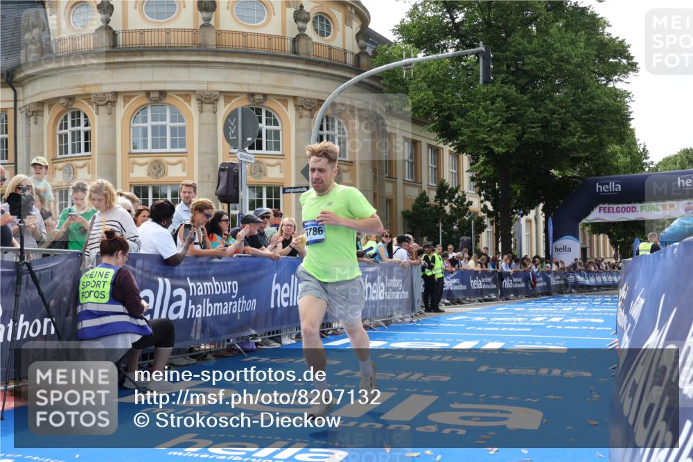 29.06.2025 - hella hamburg halbmarathon Strokosch-Dieckow http://msf.ph/oto/8207132 29.06.2025 10:18:12 Ziel 17786 meine-sportfotos.de