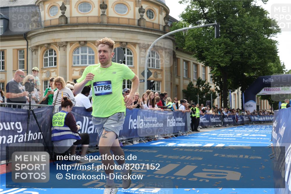 29.06.2025 - hella hamburg halbmarathon Strokosch-Dieckow http://msf.ph/oto/8207152 29.06.2025 10:18:12 Ziel 17786 meine-sportfotos.de