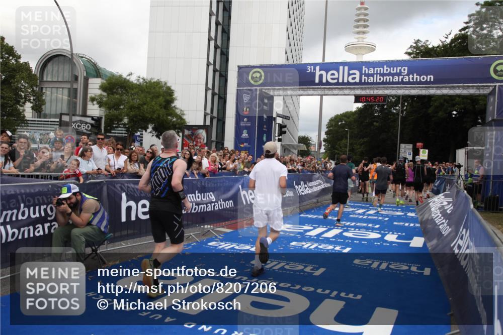 29.06.2025 - hella hamburg halbmarathon Michael Strokosch http://msf.ph/oto/8207206 29.06.2025 10:45:19 Ziel 2188, 6054, 6375, 6575, 6819, 7087, 10064, 12783, 15563, 15636, 15651, 15741, 15760, 16513, 17120, 17960, 18346, 18718 meine-sportfotos.de
