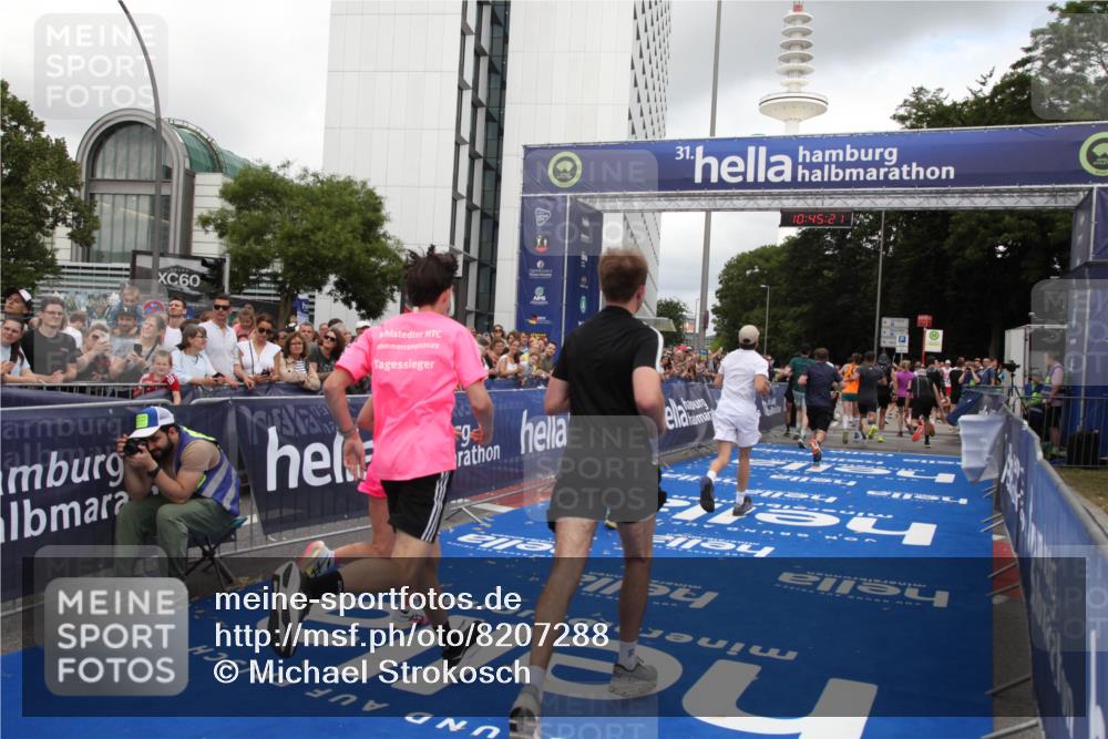 29.06.2025 - hella hamburg halbmarathon Michael Strokosch http://msf.ph/oto/8207288 29.06.2025 10:45:20 Ziel 2188, 5706, 6054, 6375, 7087, 9105, 10064, 12783, 15563, 15636, 15651, 15741, 15760, 16513, 17120, 18346, 18718 meine-sportfotos.de