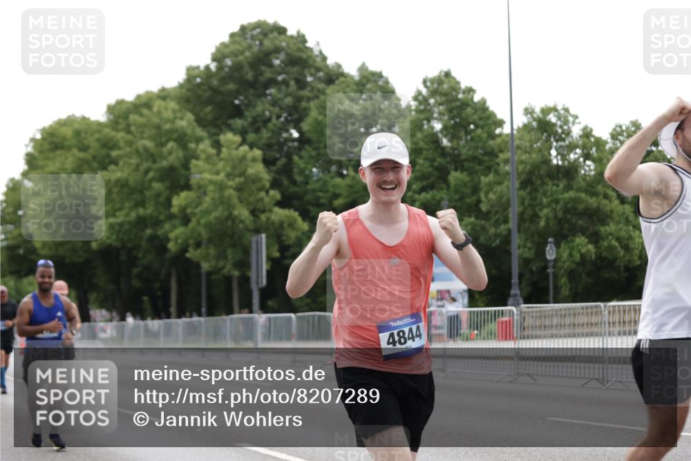 29.06.2025 - hella hamburg halbmarathon Jannik Wohlers http://msf.ph/oto/8207289 29.06.2025 10:26:07 Lombardsbrücke 1300, 2643, 4267, 4844, 6905, 7929, 8079, 8357, 8942, 11270, 12126, 13264, 14930, 15807, 17675, 17712, 18087 meine-sportfotos.de
