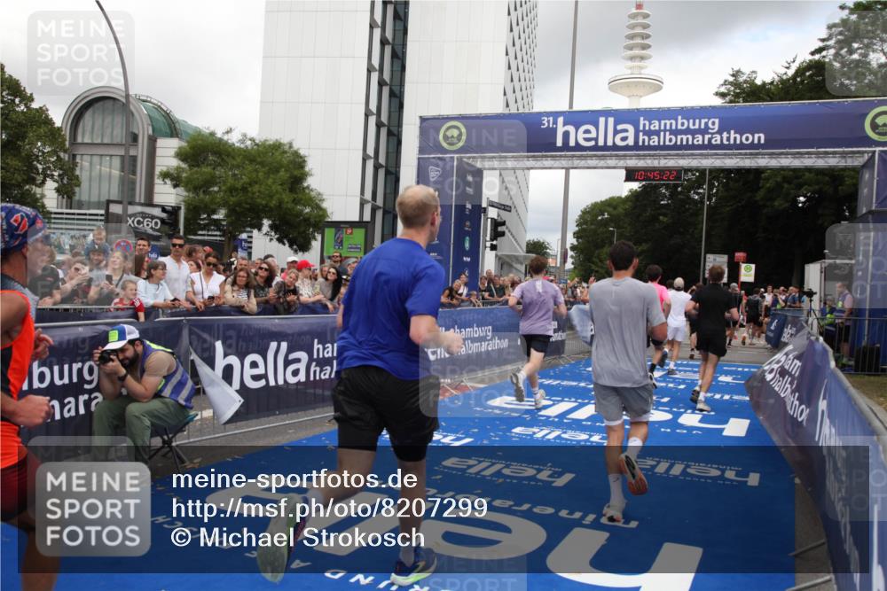 29.06.2025 - hella hamburg halbmarathon Michael Strokosch http://msf.ph/oto/8207299 29.06.2025 10:45:21 Ziel 2188, 2367, 2470, 5706, 6054, 6375, 9105, 10064, 12783, 15563, 15636, 15651, 15741, 15760, 16513 meine-sportfotos.de