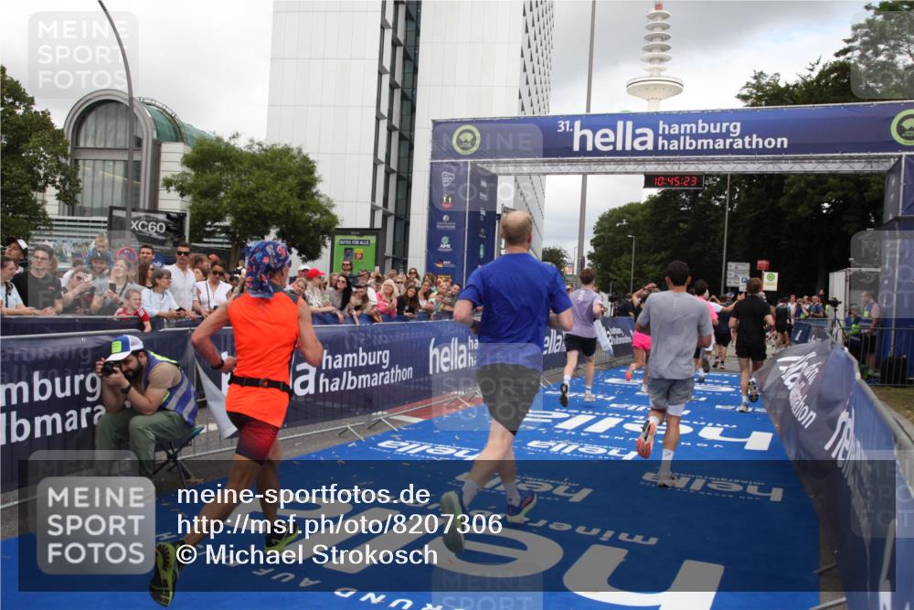 29.06.2025 - hella hamburg halbmarathon Michael Strokosch http://msf.ph/oto/8207306 29.06.2025 10:45:22 Ziel 2188, 2367, 2470, 3186, 5706, 6054, 6375, 9105, 10064, 11469, 12783, 15563, 15636, 15741, 15760, 16513, 17499 meine-sportfotos.de