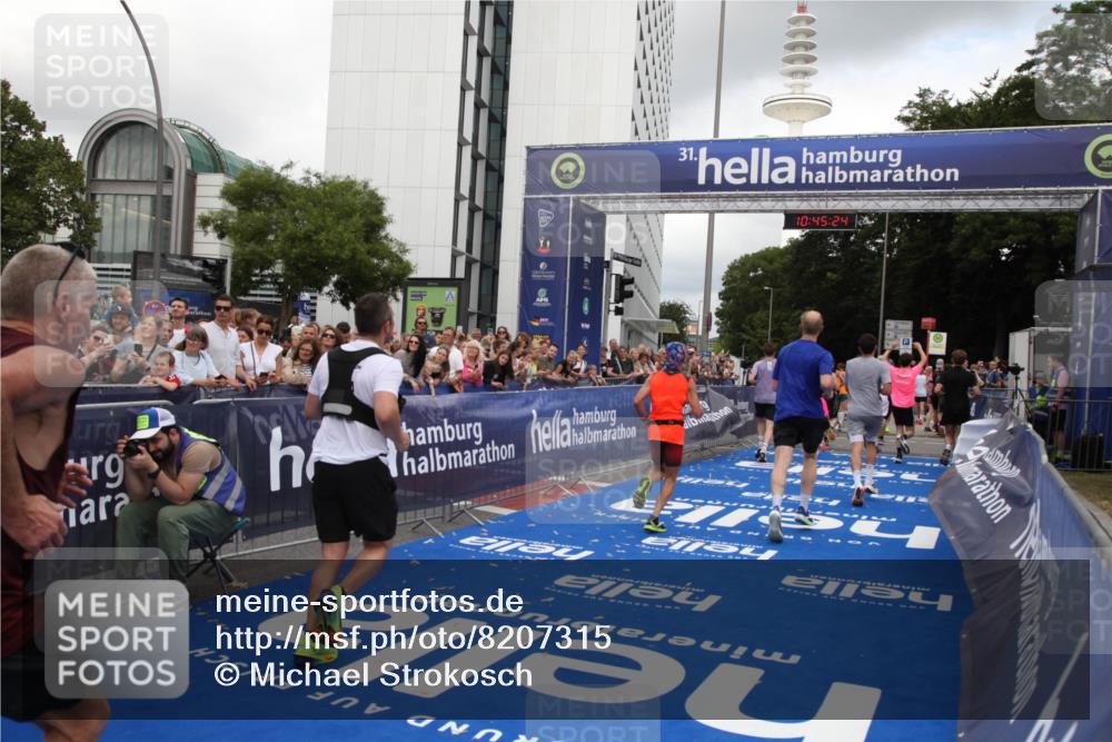 29.06.2025 - hella hamburg halbmarathon Michael Strokosch http://msf.ph/oto/8207315 29.06.2025 10:45:23 Ziel 2188, 2367, 2470, 3186, 5706, 6054, 9105, 10064, 11469, 12783, 15563, 15636, 15741, 15760, 16513, 17499 meine-sportfotos.de