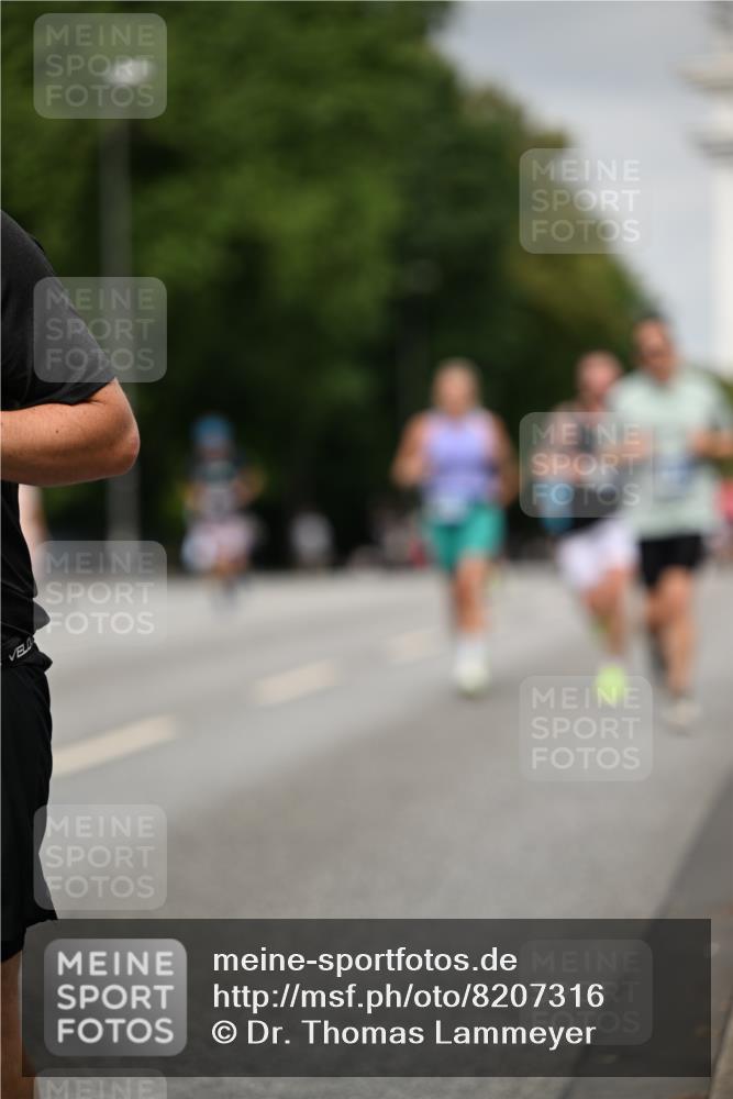 29.06.2025 - hella hamburg halbmarathon Dr. Thomas Lammeyer http://msf.ph/oto/8207316 29.06.2025 10:12:08 Kennedybrücke 1079, 1173, 1427, 2032, 3328, 3922, 4228, 4864, 5347, 6100, 7019, 7476, 9071, 9338 meine-sportfotos.de