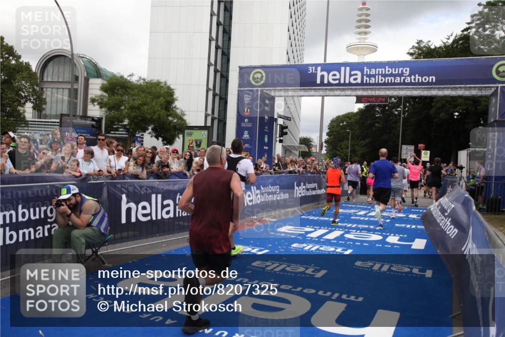 29.06.2025 - hella hamburg halbmarathon Michael Strokosch http://msf.ph/oto/8207325 29.06.2025 10:45:23 Ziel 2188, 2367, 2470, 3186, 5706, 6054, 9105, 10064, 11469, 12783, 15563, 15636, 15741, 15760, 16513, 17499 meine-sportfotos.de