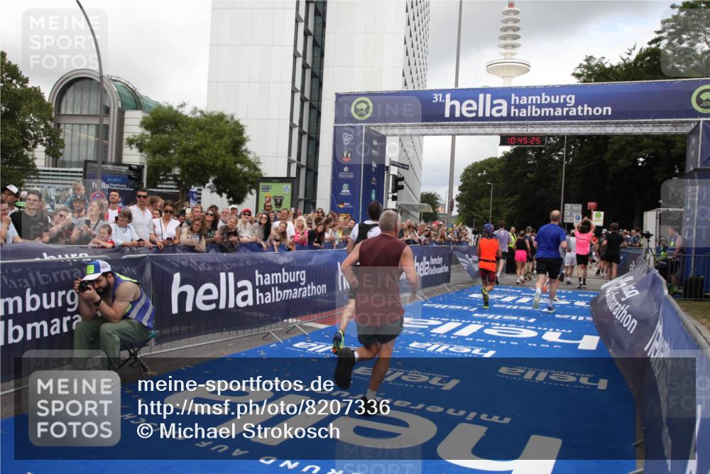 29.06.2025 - hella hamburg halbmarathon Michael Strokosch http://msf.ph/oto/8207336 29.06.2025 10:45:24 Ziel 1697, 2188, 2367, 2470, 3186, 5706, 9105, 10064, 11469, 12783, 14703, 15563, 15636, 15741, 15760, 16513, 17499 meine-sportfotos.de