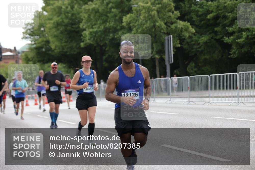 29.06.2025 - hella hamburg halbmarathon Jannik Wohlers http://msf.ph/oto/8207385 29.06.2025 10:26:08 Lombardsbrücke 1300, 2643, 4844, 6905, 7929, 8079, 8357, 8942, 11270, 12126, 13264, 14930, 15807, 16788, 17300, 17675, 17712, 18087 meine-sportfotos.de