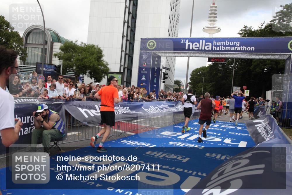 29.06.2025 - hella hamburg halbmarathon Michael Strokosch http://msf.ph/oto/8207411 29.06.2025 10:45:25 Ziel 1697, 2188, 2367, 2470, 3186, 5706, 9105, 10064, 11469, 14703, 15563, 15741, 17499, 18407 meine-sportfotos.de