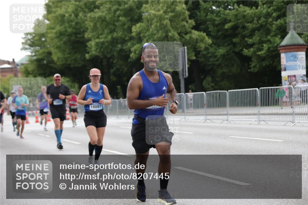 29.06.2025 - hella hamburg halbmarathon Jannik Wohlers http://msf.ph/oto/8207445 29.06.2025 10:26:08 Lombardsbrücke 1300, 2643, 4844, 6905, 7929, 8079, 8357, 8942, 11270, 12126, 13264, 14930, 15807, 16788, 17300, 17675, 17712, 18087 meine-sportfotos.de