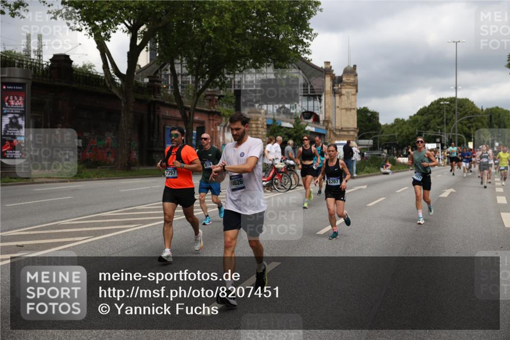 29.06.2025 - hella hamburg halbmarathon Yannick Fuchs http://msf.ph/oto/8207451 29.06.2025 10:44:56 20KM 1461, 1466, 1750, 1817, 2207, 2540, 2880, 3654, 4077, 4816, 5018, 5115, 6027, 6712, 7052, 7134, 7369, 7397, 7583, 7930, 7932, 8117, 8205, 8261, 8819, 9057, 10215, 11214, 11422, 12016, 12778, 12949, 13008, 13687, 13701, 13808, 13875, 14034, 14125, 14626, 15362, 15395, 15720, 16285, 16291, 17129, 17179, 17221, 17384, 17823, 18006, 18182, 18394, 18413, 18489 meine-sportfotos.de