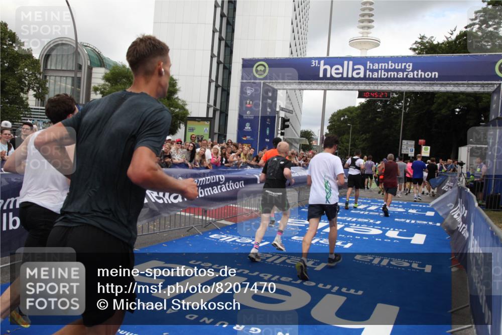 29.06.2025 - hella hamburg halbmarathon Michael Strokosch http://msf.ph/oto/8207470 29.06.2025 10:45:26 Ziel 1697, 2188, 2367, 2470, 3186, 5706, 9105, 10064, 11469, 12643, 14703, 15563, 17499, 18407 meine-sportfotos.de