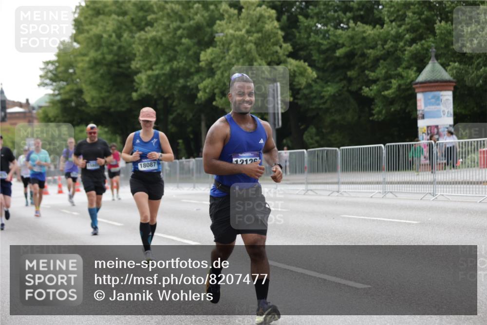 29.06.2025 - hella hamburg halbmarathon Jannik Wohlers http://msf.ph/oto/8207477 29.06.2025 10:26:08 Lombardsbrücke 1300, 2643, 4844, 6905, 7929, 8079, 8357, 8942, 11270, 12126, 13264, 14930, 15807, 16788, 17300, 17675, 17712, 18087 meine-sportfotos.de