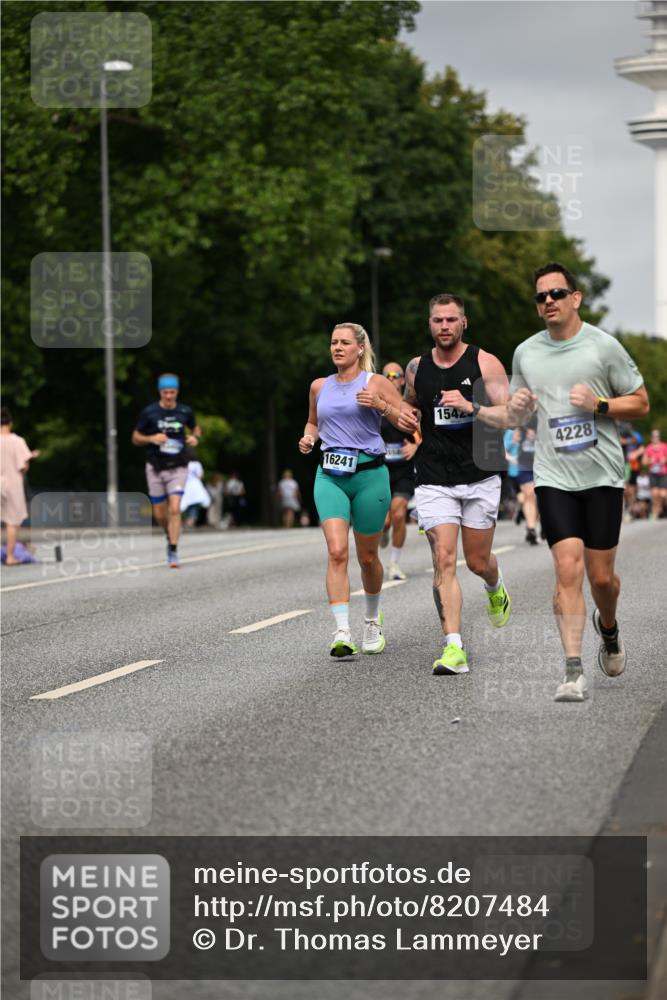 29.06.2025 - hella hamburg halbmarathon Dr. Thomas Lammeyer http://msf.ph/oto/8207484 29.06.2025 10:12:09 Kennedybrücke 1079, 1173, 1427, 2032, 3328, 3922, 4228, 4864, 5347, 6100, 7019, 7476, 9071, 9338 meine-sportfotos.de