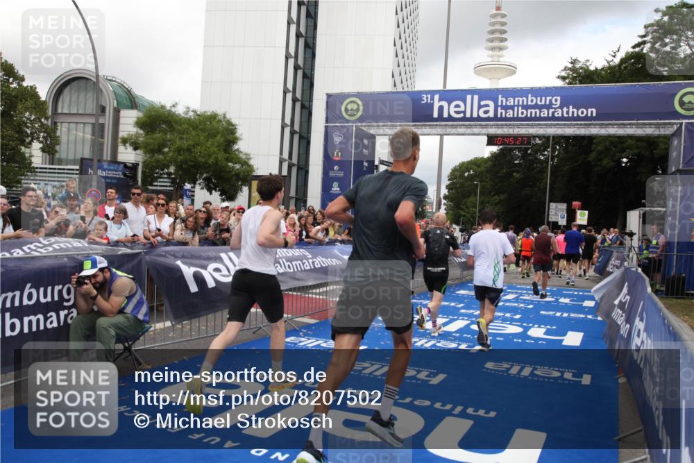 29.06.2025 - hella hamburg halbmarathon Michael Strokosch http://msf.ph/oto/8207502 29.06.2025 10:45:26 Ziel 1697, 2188, 2367, 2470, 3186, 5706, 9105, 10064, 11469, 12643, 14703, 15563, 17499, 18407 meine-sportfotos.de