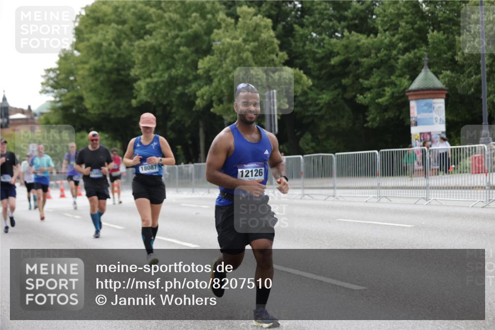 29.06.2025 - hella hamburg halbmarathon Jannik Wohlers http://msf.ph/oto/8207510 29.06.2025 10:26:08 Lombardsbrücke 1300, 2643, 4844, 6905, 7929, 8079, 8357, 8942, 11270, 12126, 13264, 14930, 15807, 16788, 17300, 17675, 17712, 18087 meine-sportfotos.de