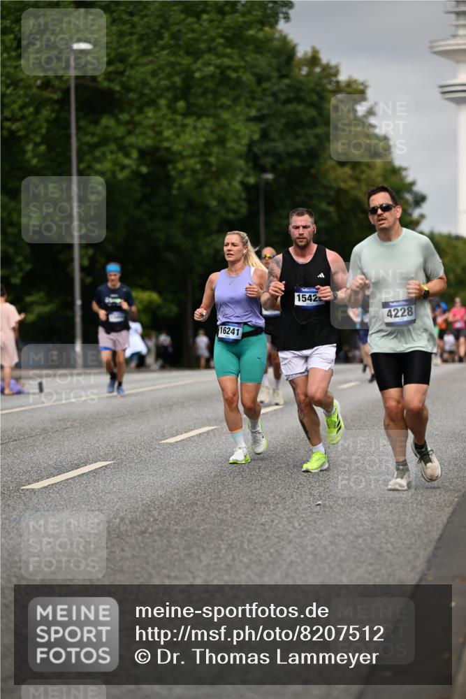 29.06.2025 - hella hamburg halbmarathon Dr. Thomas Lammeyer http://msf.ph/oto/8207512 29.06.2025 10:12:10 Kennedybrücke 1079, 1173, 1427, 2032, 3328, 3922, 4228, 4864, 5347, 6100, 7019, 7476, 9071, 9338 meine-sportfotos.de