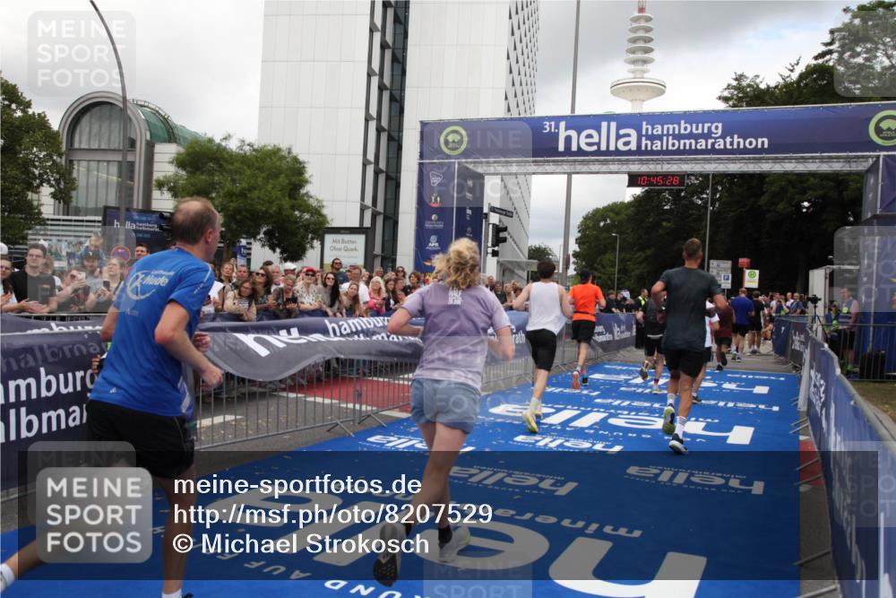 29.06.2025 - hella hamburg halbmarathon Michael Strokosch http://msf.ph/oto/8207529 29.06.2025 10:45:27 Ziel 1697, 2367, 2470, 3186, 5706, 9105, 11469, 12277, 12643, 14703, 17499, 18407, 18638 meine-sportfotos.de