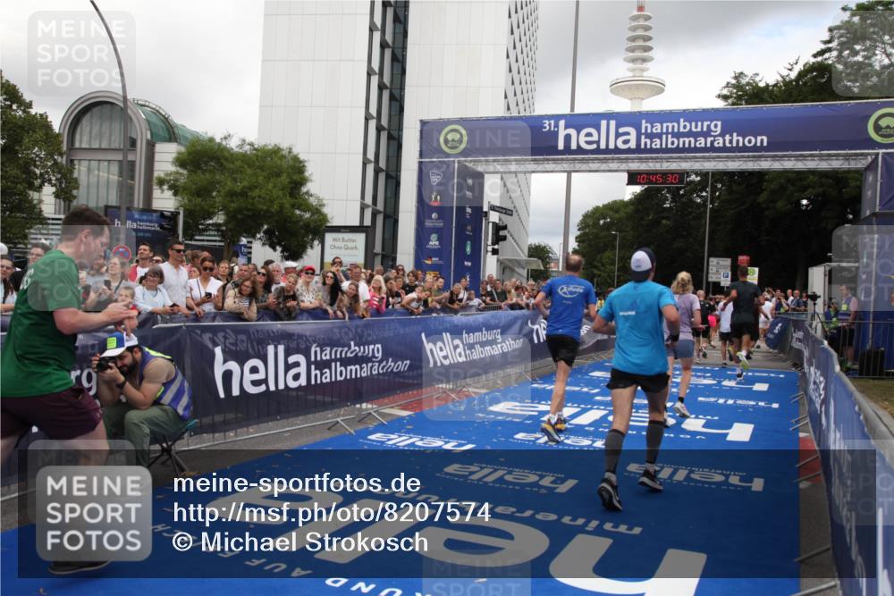 29.06.2025 - hella hamburg halbmarathon Michael Strokosch http://msf.ph/oto/8207574 29.06.2025 10:45:29 Ziel 1697, 2367, 2470, 3186, 5706, 9105, 11469, 12277, 12643, 14703, 16725, 17499, 18407, 18638 meine-sportfotos.de