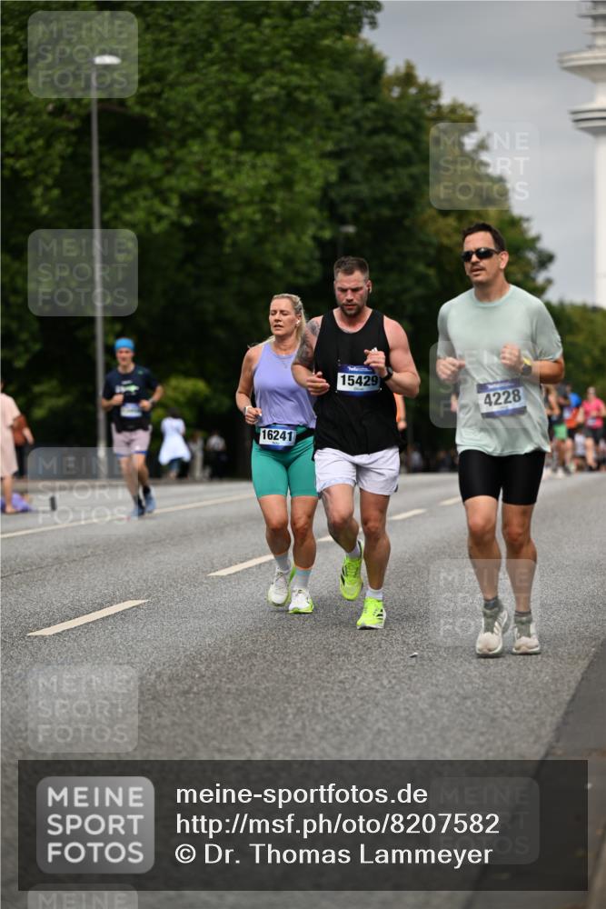 29.06.2025 - hella hamburg halbmarathon Dr. Thomas Lammeyer http://msf.ph/oto/8207582 29.06.2025 10:12:10 Kennedybrücke 1079, 1173, 1427, 2032, 3328, 3922, 4228, 4864, 5347, 6100, 7019, 7476, 9071, 9338 meine-sportfotos.de