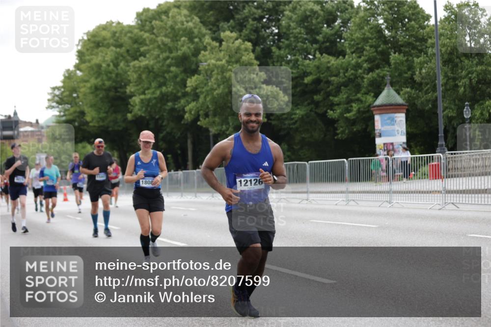 29.06.2025 - hella hamburg halbmarathon Jannik Wohlers http://msf.ph/oto/8207599 29.06.2025 10:26:09 Lombardsbrücke 1300, 2643, 4844, 6905, 7929, 8079, 8357, 8942, 9186, 11270, 12126, 13264, 14930, 15807, 16788, 17300, 17675, 18074, 18087 meine-sportfotos.de