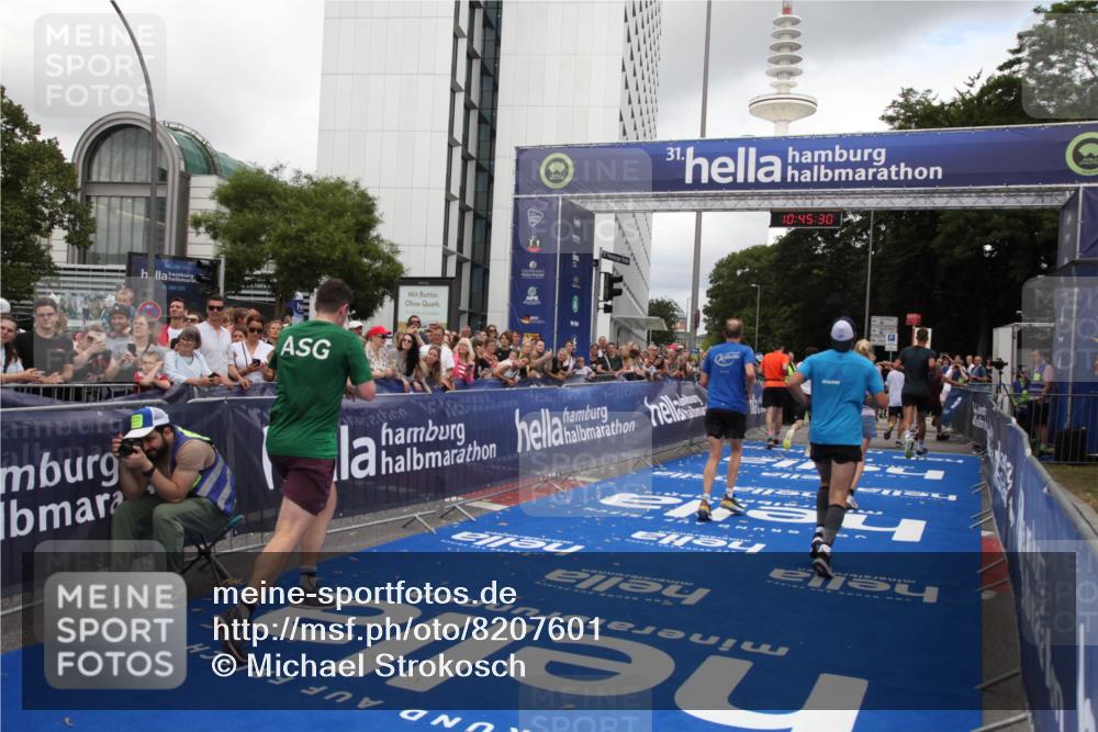 29.06.2025 - hella hamburg halbmarathon Michael Strokosch http://msf.ph/oto/8207601 29.06.2025 10:45:29 Ziel 1697, 2367, 2470, 3186, 5706, 9105, 11469, 12277, 12643, 14703, 16725, 17499, 18407, 18638 meine-sportfotos.de