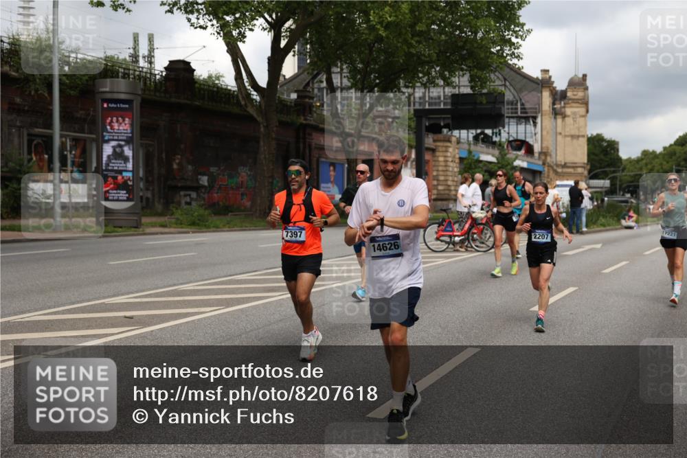 29.06.2025 - hella hamburg halbmarathon Yannick Fuchs http://msf.ph/oto/8207618 29.06.2025 10:44:57 20KM 1461, 1466, 1750, 1817, 2207, 2411, 2540, 2880, 3654, 4077, 4816, 5018, 5115, 6027, 6712, 7052, 7134, 7369, 7397, 7583, 7930, 7932, 8117, 8205, 8261, 8819, 9057, 10215, 11214, 11422, 12016, 12778, 12949, 13687, 13701, 13808, 13875, 14034, 14125, 14626, 15362, 15395, 15720, 16285, 16291, 17129, 17179, 17221, 17823, 18006, 18182, 18394, 18413, 18489 meine-sportfotos.de