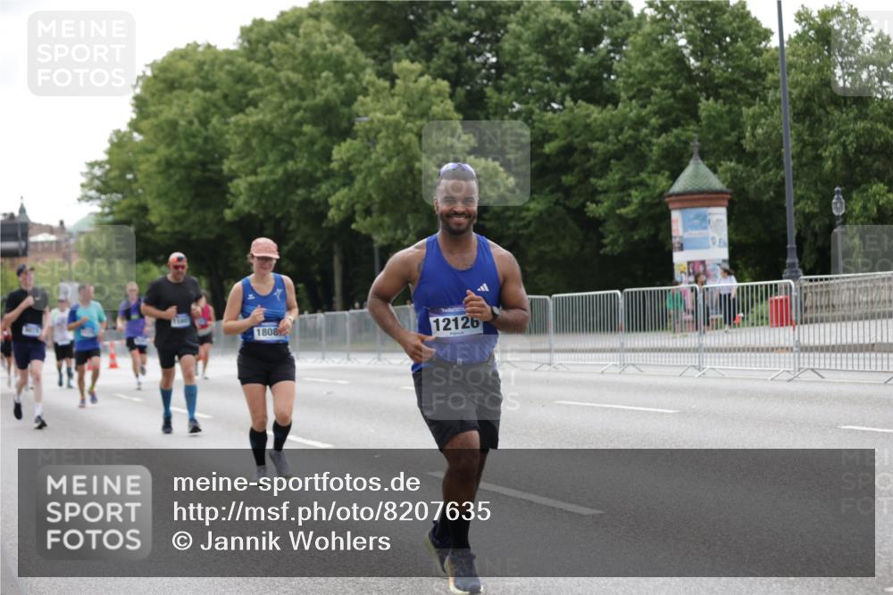 29.06.2025 - hella hamburg halbmarathon Jannik Wohlers http://msf.ph/oto/8207635 29.06.2025 10:26:09 Lombardsbrücke 1300, 2643, 4844, 6905, 7929, 8079, 8357, 8942, 9186, 11270, 12126, 13264, 14930, 15807, 16788, 17300, 17675, 18074, 18087 meine-sportfotos.de