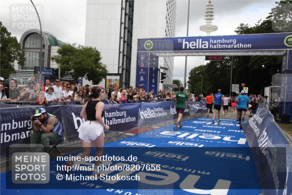 29.06.2025 - hella hamburg halbmarathon Michael Strokosch http://msf.ph/oto/8207656 29.06.2025 10:45:31 Ziel 1697, 3186, 6831, 11469, 12277, 12643, 14062, 14703, 16725, 17499, 18407, 18638 meine-sportfotos.de