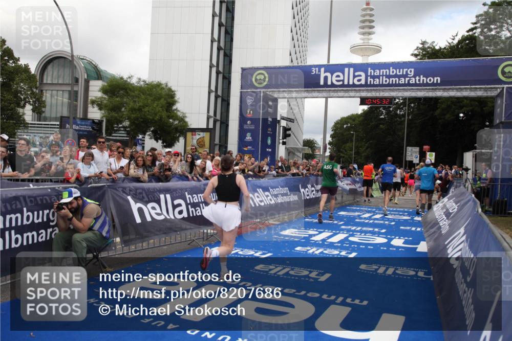 29.06.2025 - hella hamburg halbmarathon Michael Strokosch http://msf.ph/oto/8207686 29.06.2025 10:45:31 Ziel 1697, 3186, 6831, 11469, 12277, 12643, 14062, 14703, 16725, 17499, 18407, 18638 meine-sportfotos.de