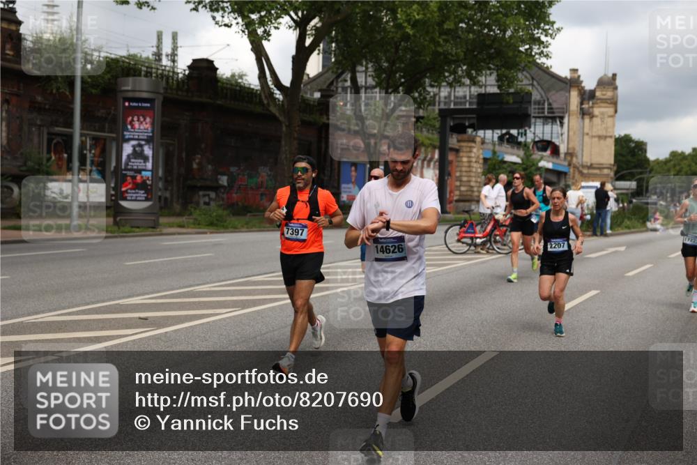 29.06.2025 - hella hamburg halbmarathon Yannick Fuchs http://msf.ph/oto/8207690 29.06.2025 10:44:57 20KM 1461, 1466, 1750, 1817, 2207, 2411, 2540, 2880, 3654, 4077, 4816, 5018, 5115, 6027, 6712, 7052, 7134, 7369, 7397, 7583, 7930, 7932, 8117, 8205, 8261, 8819, 9057, 10215, 11214, 11422, 12016, 12778, 12949, 13687, 13701, 13808, 13875, 14034, 14125, 14626, 15362, 15395, 15720, 16285, 16291, 17129, 17179, 17221, 17823, 18006, 18182, 18394, 18413, 18489 meine-sportfotos.de
