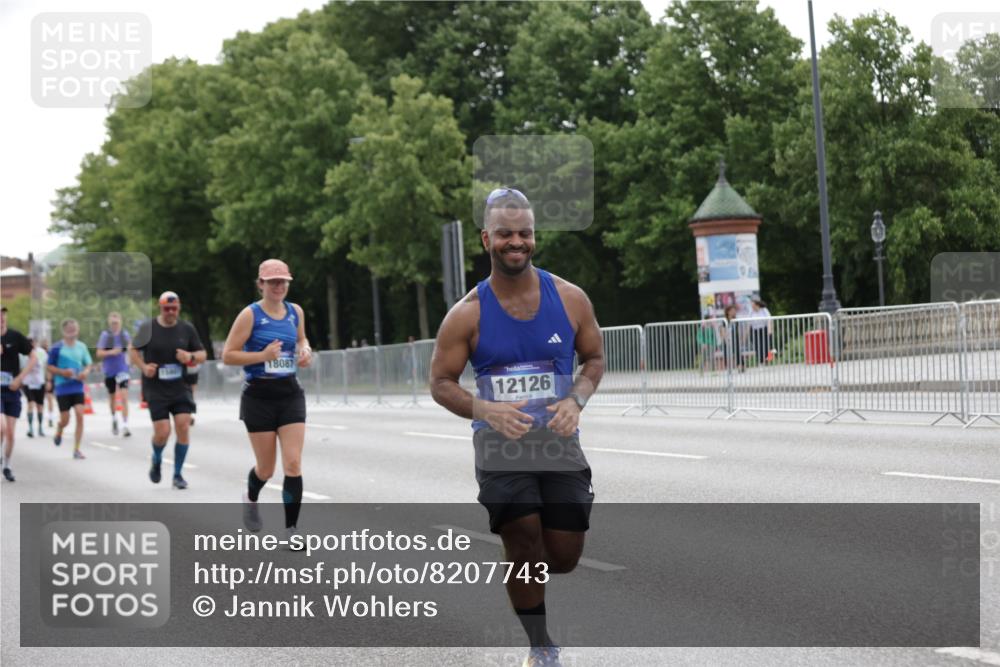 29.06.2025 - hella hamburg halbmarathon Jannik Wohlers http://msf.ph/oto/8207743 29.06.2025 10:26:09 Lombardsbrücke 1300, 2643, 4844, 6905, 7929, 8079, 8357, 8942, 9186, 11270, 12126, 13264, 14930, 15807, 16788, 17300, 17675, 18074, 18087 meine-sportfotos.de