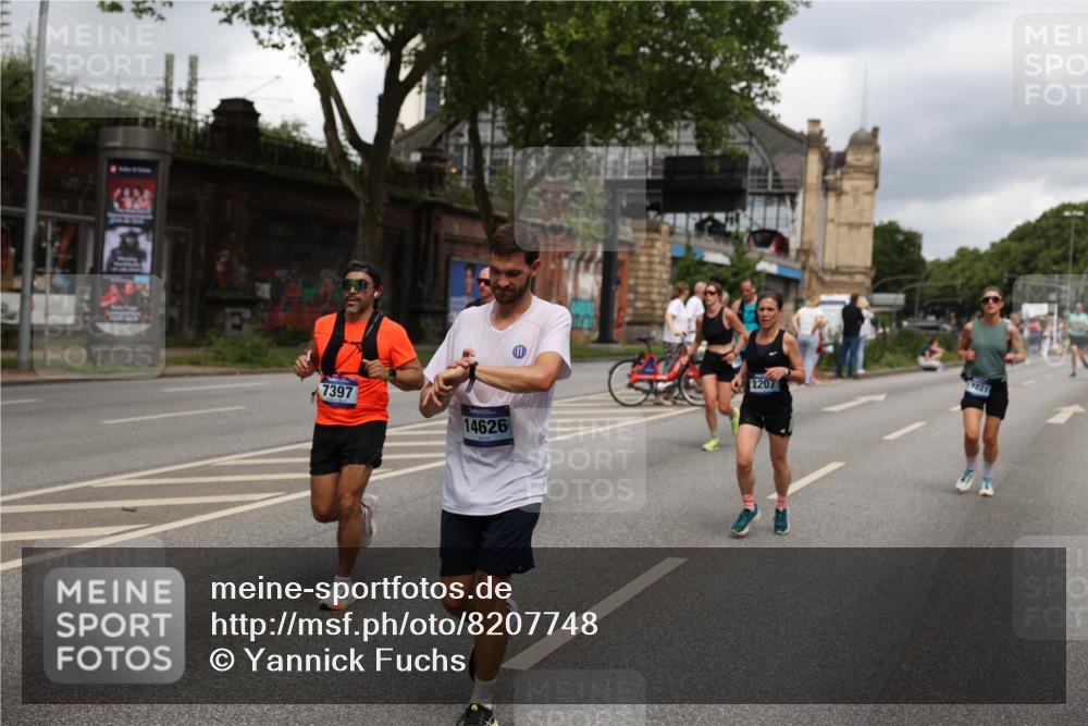 29.06.2025 - hella hamburg halbmarathon Yannick Fuchs http://msf.ph/oto/8207748 29.06.2025 10:44:57 20KM 1461, 1466, 1750, 1817, 2207, 2411, 2540, 2880, 3654, 4077, 4816, 5018, 5115, 6027, 6712, 7052, 7134, 7369, 7397, 7583, 7930, 7932, 8117, 8205, 8261, 8819, 9057, 10215, 11214, 11422, 12016, 12778, 12949, 13687, 13701, 13808, 13875, 14034, 14125, 14626, 15362, 15395, 15720, 16285, 16291, 17129, 17179, 17221, 17823, 18006, 18182, 18394, 18413, 18489 meine-sportfotos.de