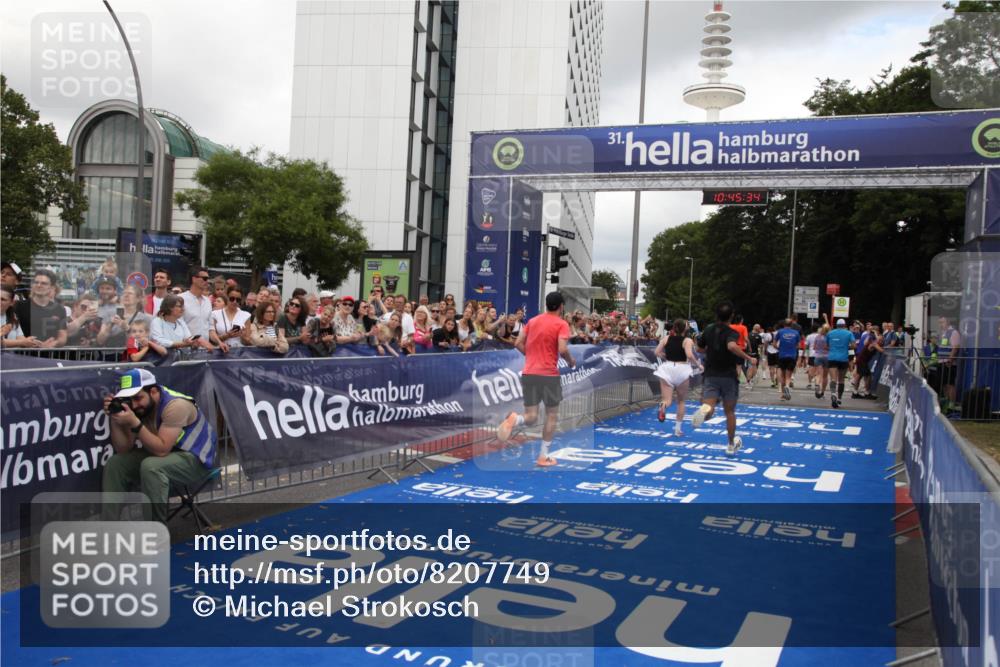 29.06.2025 - hella hamburg halbmarathon Michael Strokosch http://msf.ph/oto/8207749 29.06.2025 10:45:33 Ziel 1697, 2138, 2415, 6831, 8374, 12277, 12643, 14062, 14703, 16725, 18407, 18638 meine-sportfotos.de