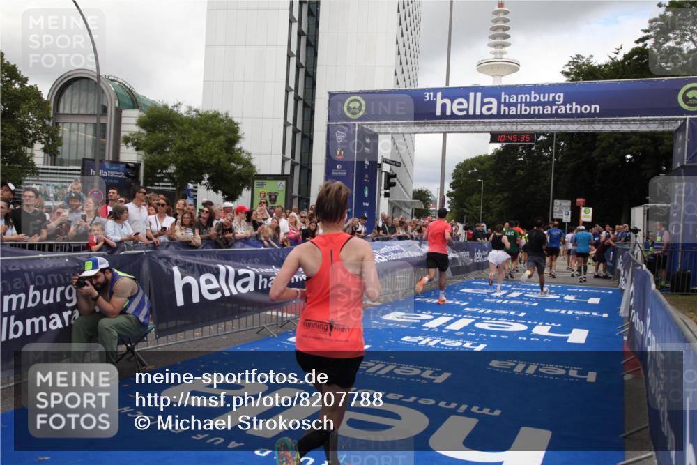 29.06.2025 - hella hamburg halbmarathon Michael Strokosch http://msf.ph/oto/8207788 29.06.2025 10:45:33 Ziel 1697, 2138, 2415, 6831, 8374, 12277, 12643, 14062, 14703, 16725, 18407, 18638 meine-sportfotos.de