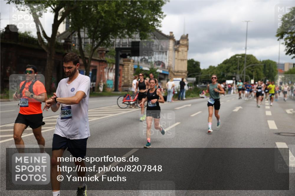 29.06.2025 - hella hamburg halbmarathon Yannick Fuchs http://msf.ph/oto/8207848 29.06.2025 10:44:57 20KM 1461, 1466, 1750, 1817, 2207, 2411, 2540, 2880, 3654, 4077, 4816, 5018, 5115, 6027, 6712, 7052, 7134, 7369, 7397, 7583, 7930, 7932, 8117, 8205, 8261, 8819, 9057, 10215, 11214, 11422, 12016, 12778, 12949, 13687, 13701, 13808, 13875, 14034, 14125, 14626, 15362, 15395, 15720, 16285, 16291, 17129, 17179, 17221, 17823, 18006, 18182, 18394, 18413, 18489 meine-sportfotos.de