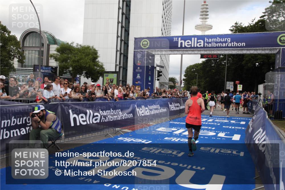 29.06.2025 - hella hamburg halbmarathon Michael Strokosch http://msf.ph/oto/8207854 29.06.2025 10:45:34 Ziel 2138, 2415, 5623, 6831, 8374, 12277, 12643, 14062, 16725, 18407, 18638 meine-sportfotos.de