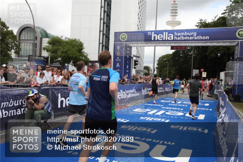 29.06.2025 - hella hamburg halbmarathon Michael Strokosch http://msf.ph/oto/8207899 29.06.2025 10:45:37 Ziel 2138, 2415, 5623, 6831, 8374, 8668, 11291, 11495, 12154, 14062, 15666, 16725, 18878 meine-sportfotos.de