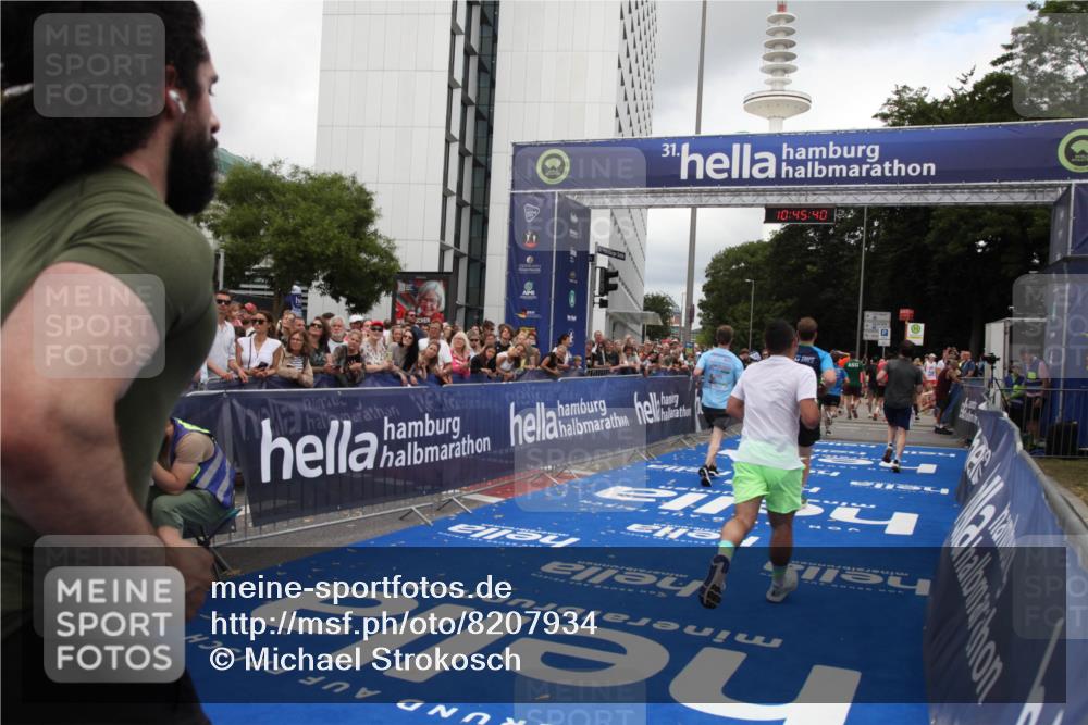 29.06.2025 - hella hamburg halbmarathon Michael Strokosch http://msf.ph/oto/8207934 29.06.2025 10:45:39 Ziel 2138, 2415, 5623, 6831, 8374, 8668, 11291, 11495, 12154, 14062, 14764, 15666, 17674, 18862, 18878 meine-sportfotos.de