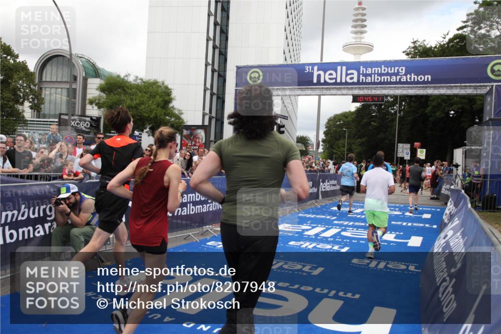 29.06.2025 - hella hamburg halbmarathon Michael Strokosch http://msf.ph/oto/8207948 29.06.2025 10:45:39 Ziel 2138, 2415, 5623, 6831, 8374, 8668, 11291, 11495, 12154, 14062, 14764, 15666, 17674, 18862, 18878 meine-sportfotos.de