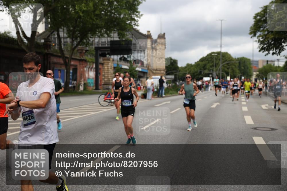 29.06.2025 - hella hamburg halbmarathon Yannick Fuchs http://msf.ph/oto/8207956 29.06.2025 10:44:57 20KM 1461, 1466, 1750, 1817, 2207, 2411, 2540, 2880, 3654, 4077, 4816, 5018, 5115, 6027, 6712, 7052, 7134, 7369, 7397, 7583, 7930, 7932, 8117, 8205, 8261, 8819, 9057, 10215, 11214, 11422, 12016, 12778, 12949, 13687, 13701, 13808, 13875, 14034, 14125, 14626, 15362, 15395, 15720, 16285, 16291, 17129, 17179, 17221, 17823, 18006, 18182, 18394, 18413, 18489 meine-sportfotos.de