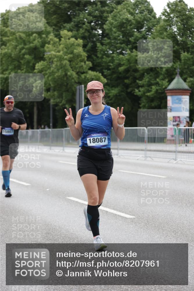 29.06.2025 - hella hamburg halbmarathon Jannik Wohlers http://msf.ph/oto/8207961 29.06.2025 10:26:11 Lombardsbrücke 1300, 2643, 4507, 4509, 4844, 6905, 7929, 8079, 8357, 9186, 11270, 12126, 13264, 14930, 15807, 16788, 17300, 17675, 18074, 18087 meine-sportfotos.de