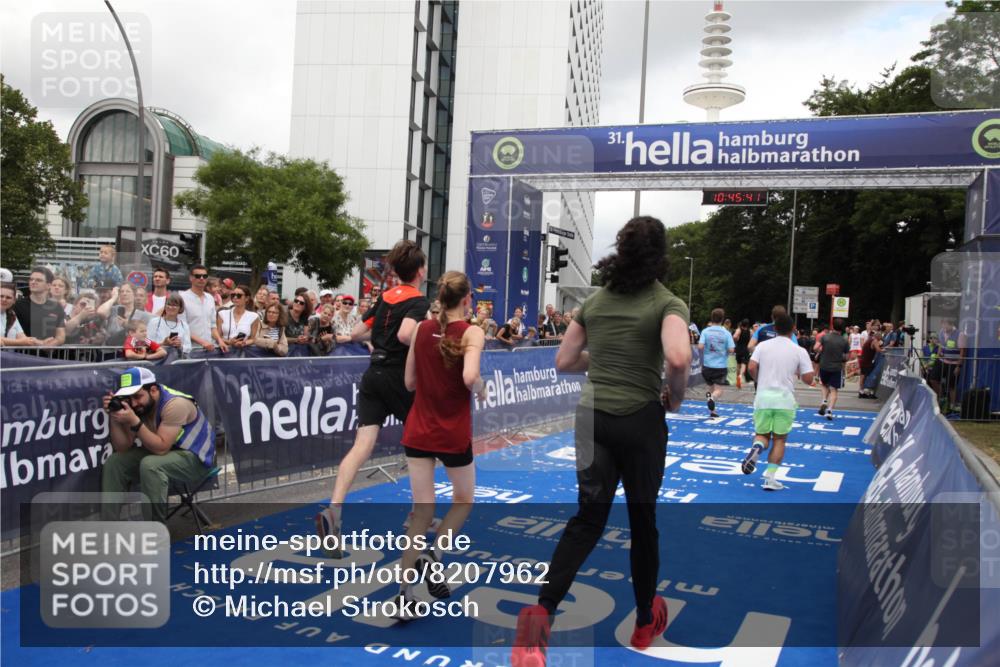29.06.2025 - hella hamburg halbmarathon Michael Strokosch http://msf.ph/oto/8207962 29.06.2025 10:45:40 Ziel 2138, 2415, 5623, 6071, 6831, 8374, 8668, 11291, 11495, 12154, 14062, 14764, 15666, 17674, 18862, 18878 meine-sportfotos.de